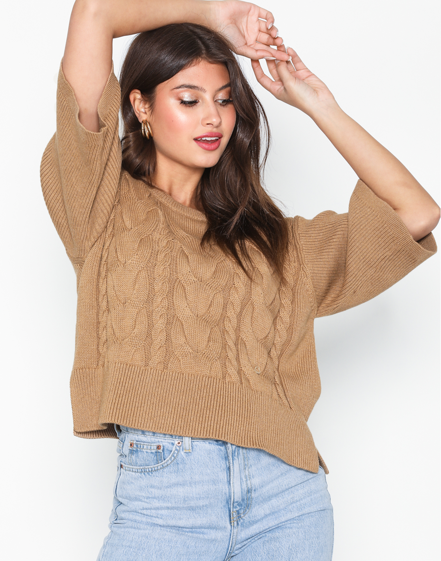 beige kabelstickad tröja